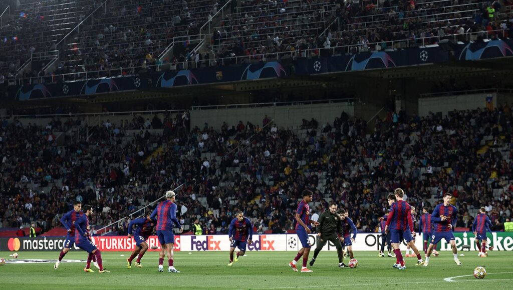 La afición del FC Barcelona demostró su fe total en el equipo pese a la eliminación en Champions