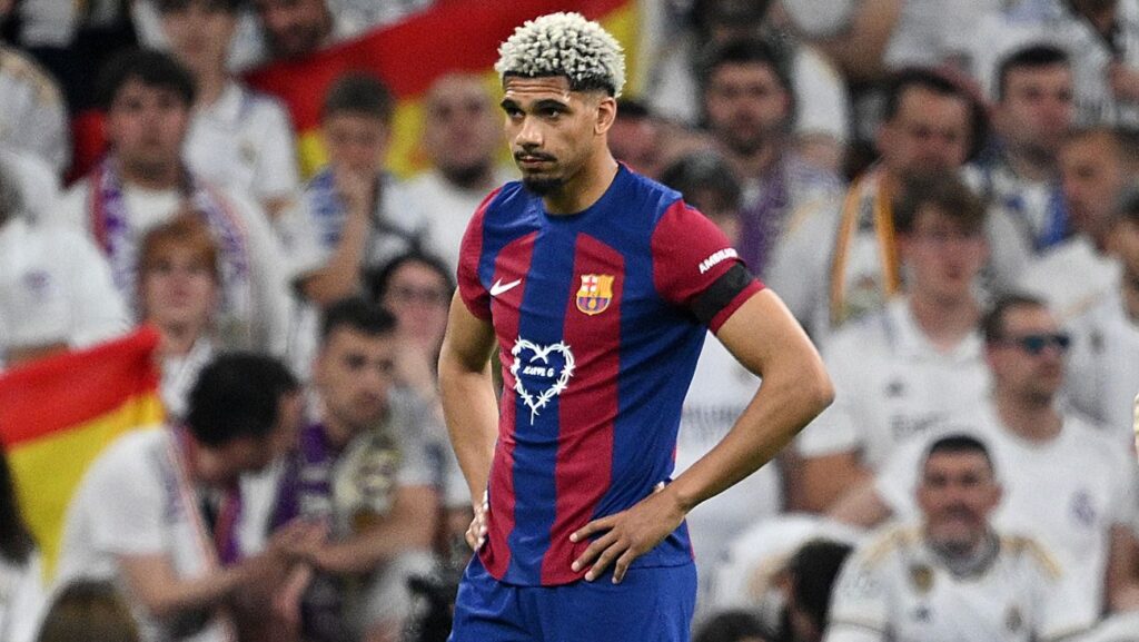 Las exigencias de Xavi provocan que la salida de Ronald Araújo del Barça coja cada vez más forma