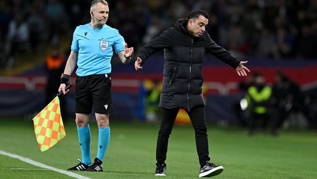 ¡Xavi también fue expulsado por una airada protesta ante el 4º árbitro!