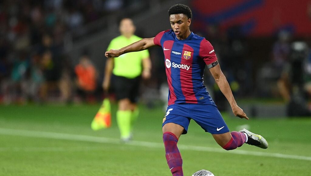 Alejandro Balde da un paso al frente en su recuperación