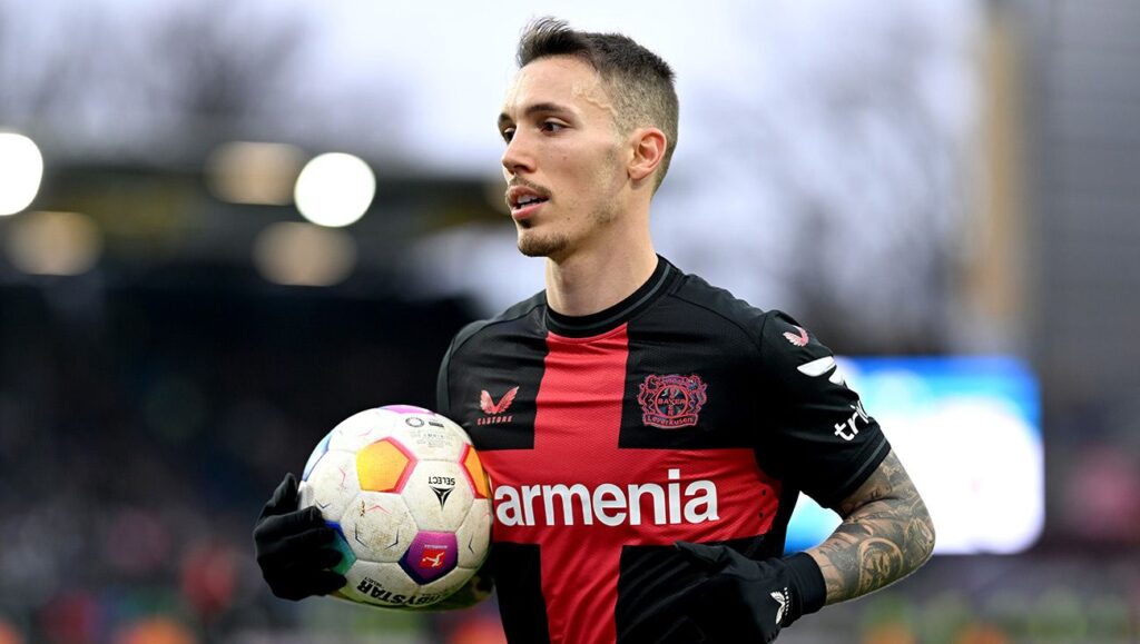 Grimaldo sigue demostrando que el Barça se equivocó no apostando por él