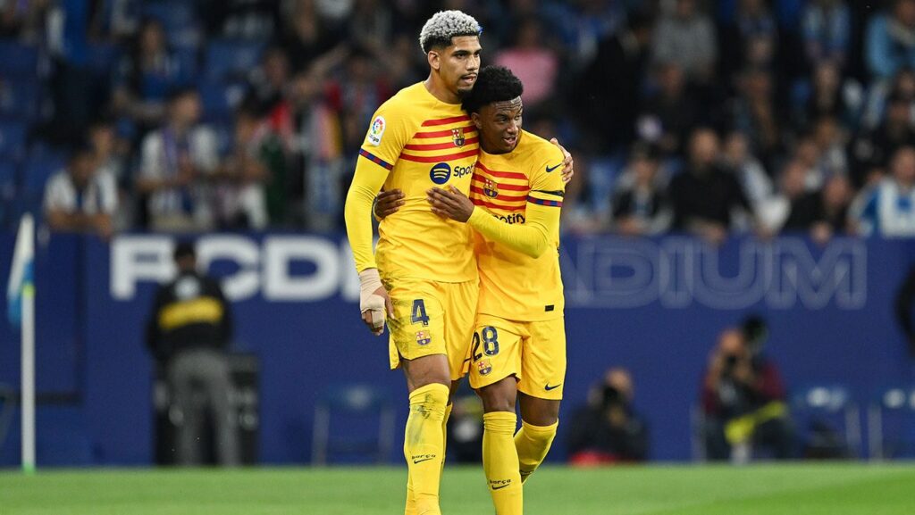 ¡Empieza la ‘operación salida’ del Barça! Hansi Flick ‘renuncia’ a Ronald Araújo y a Alejandro Balde