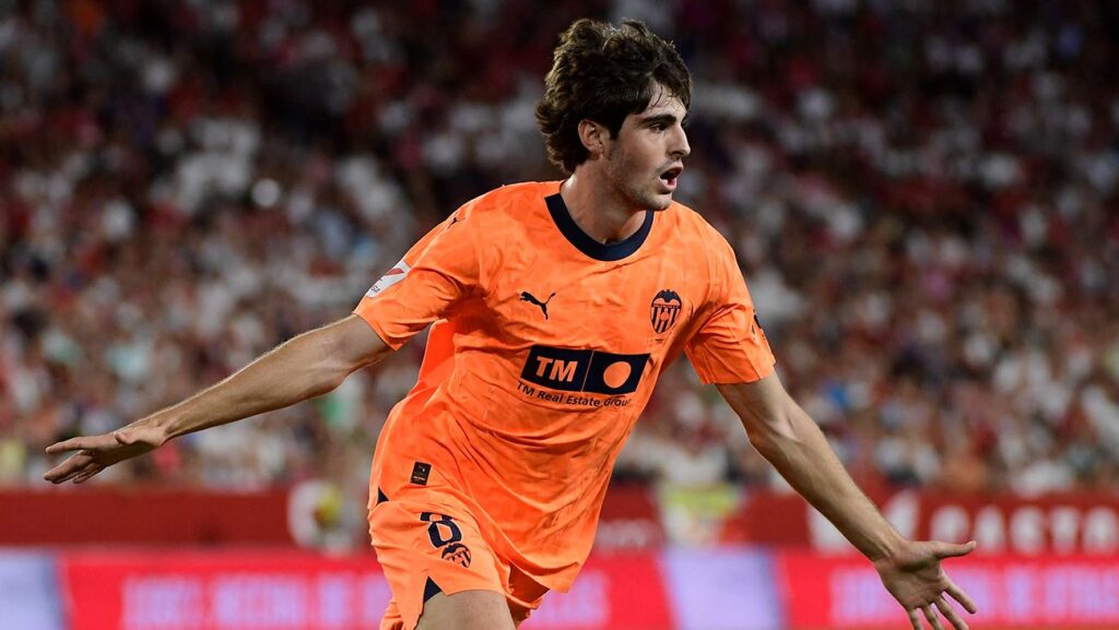 ¡Javi Guerra, en la agenda del Barça! Deco muestra interés en el fichaje del medio del Valencia