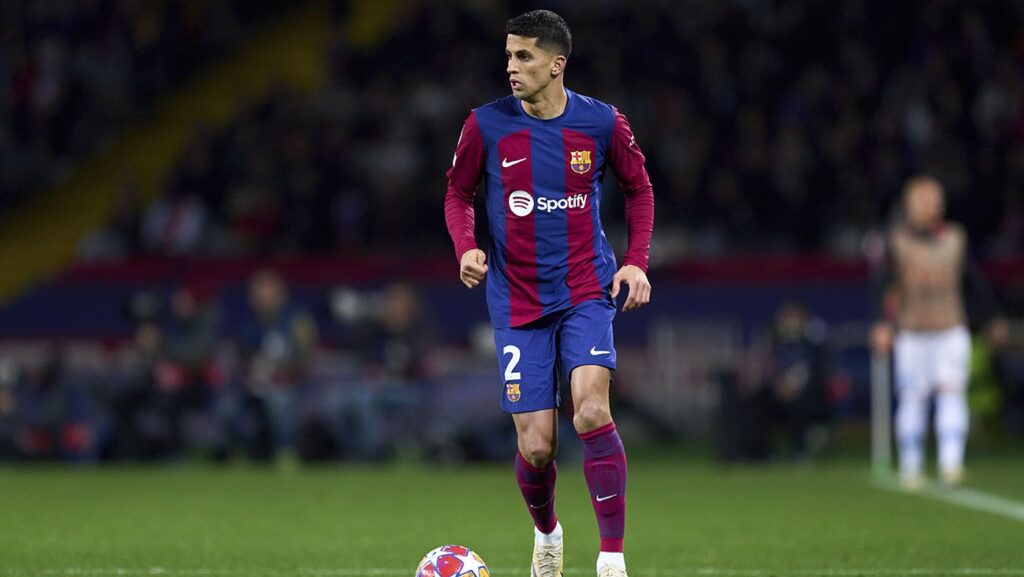 ¿Debe seguir Cancelo? El rendimiento y potencial de Héctor Fort pone en duda la continuidad de Joao