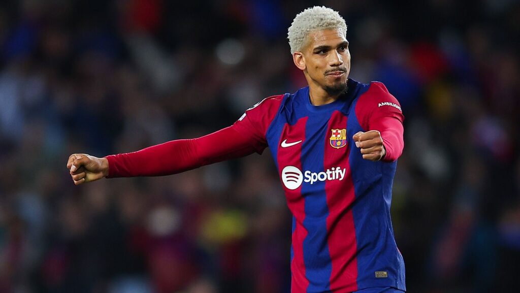 La decisión de Hansi Flick sobre el futuro de Ronald Araújo en el Barça