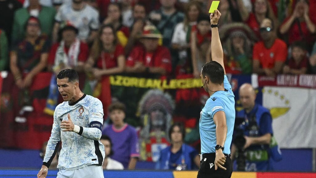 El árbitro perdonó la roja a Cristiano Ronaldo por su monumental cabreo en el Georgia-Portugal
