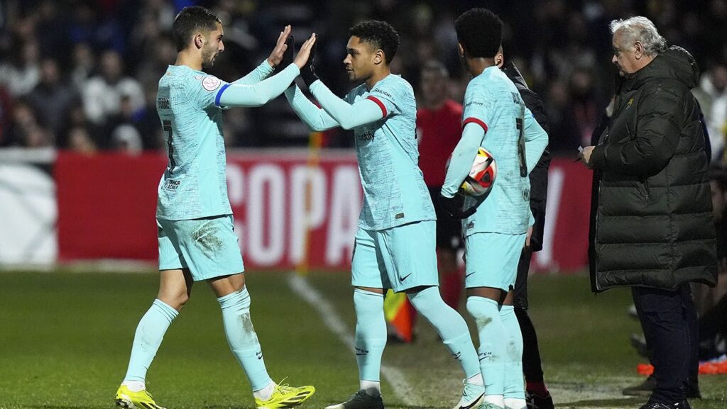 El plan del FC Barcelona con su delantera si Vitor Roque termina saliendo