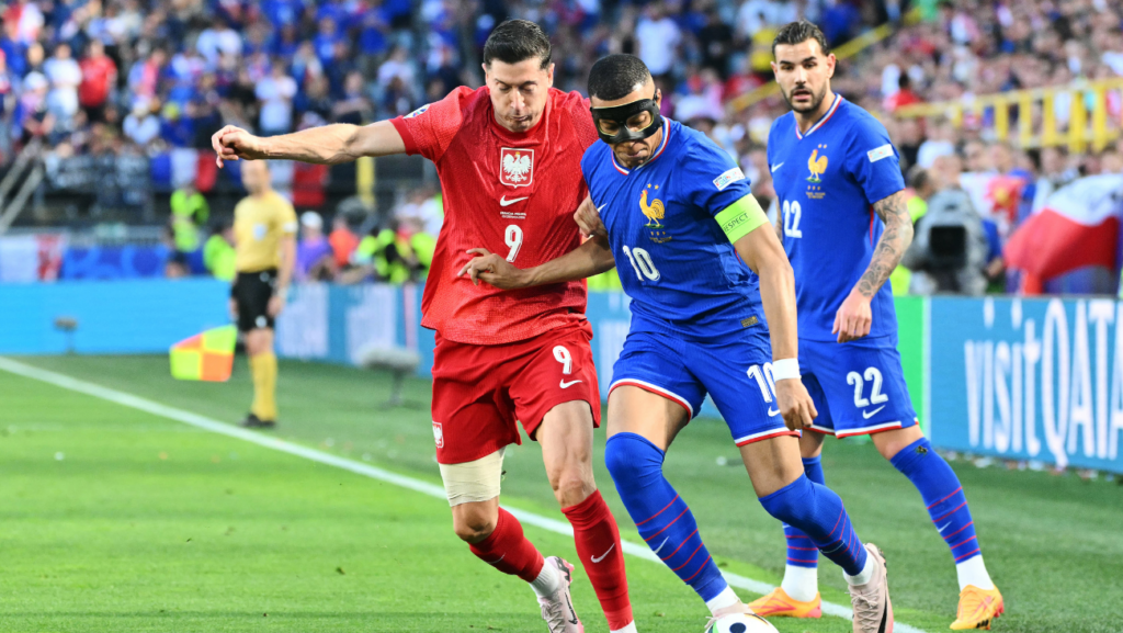 Empate a goles y ‘rifirrafe’ entre ambos: Así fue el duelo entre Mbappé y Lewandowski
