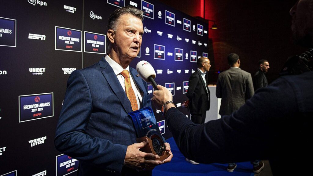 Van Gaal defiende a Xavi Hernández y da un ‘palo’ a la directiva del Barça
