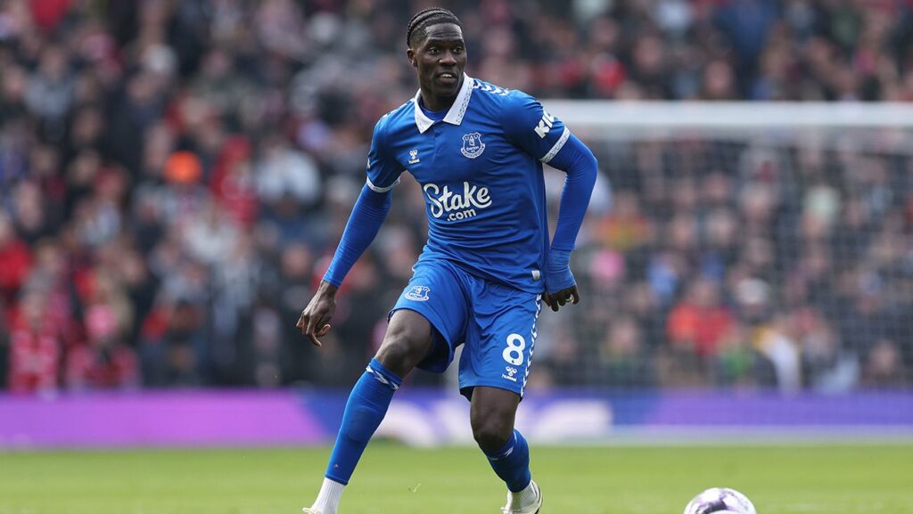 Amadou Onana se pone a ‘tiro’ del FC Barcelona por los problemas económicos del Everton