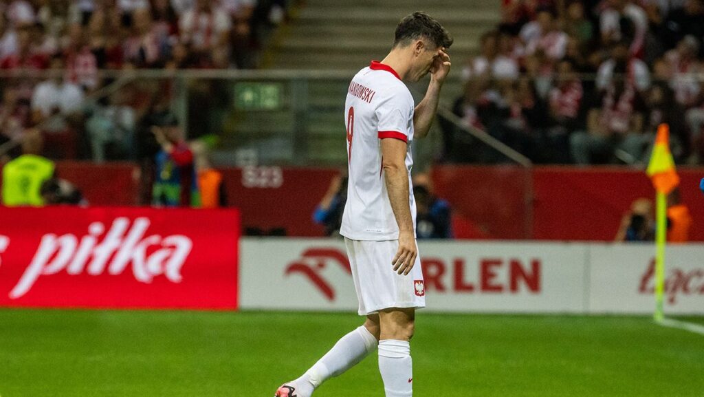 Robert Lewandowski, centro de críticas en Polonia