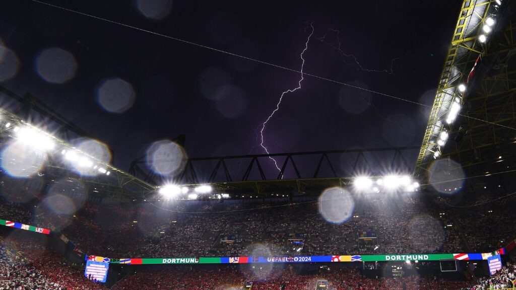 ¡El Alemania-Dinamarca se detuvo por tormenta eléctrica!