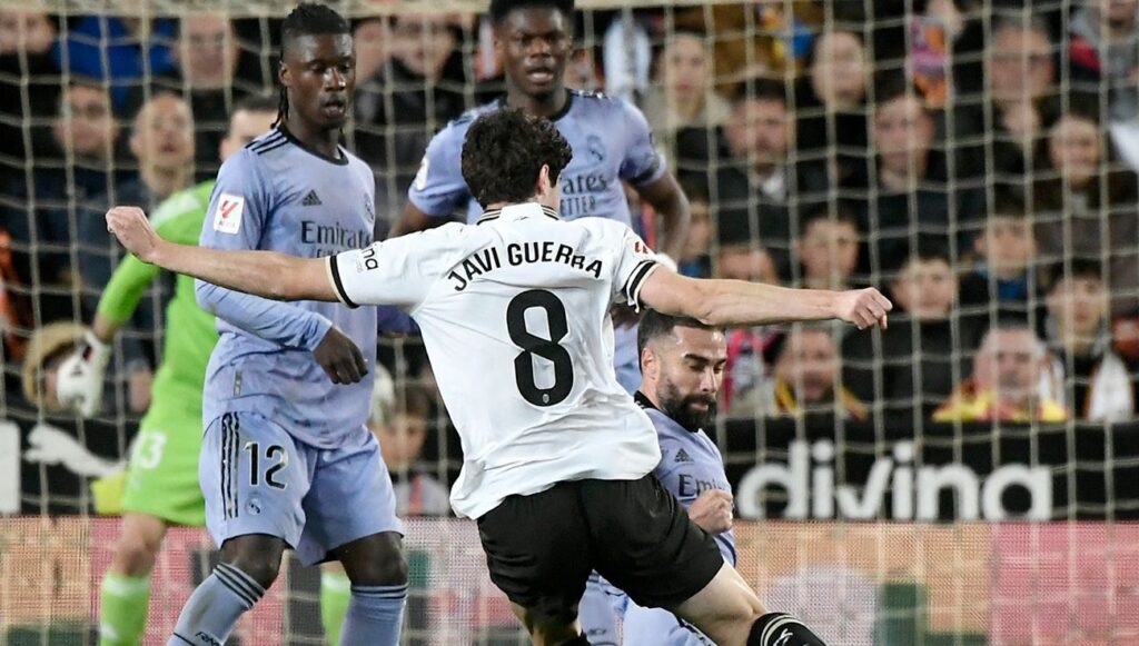 El Girona pone sus ojos en Javi Guerra, una ‘vieja’ alternativa del FC Barcelona para el pivote