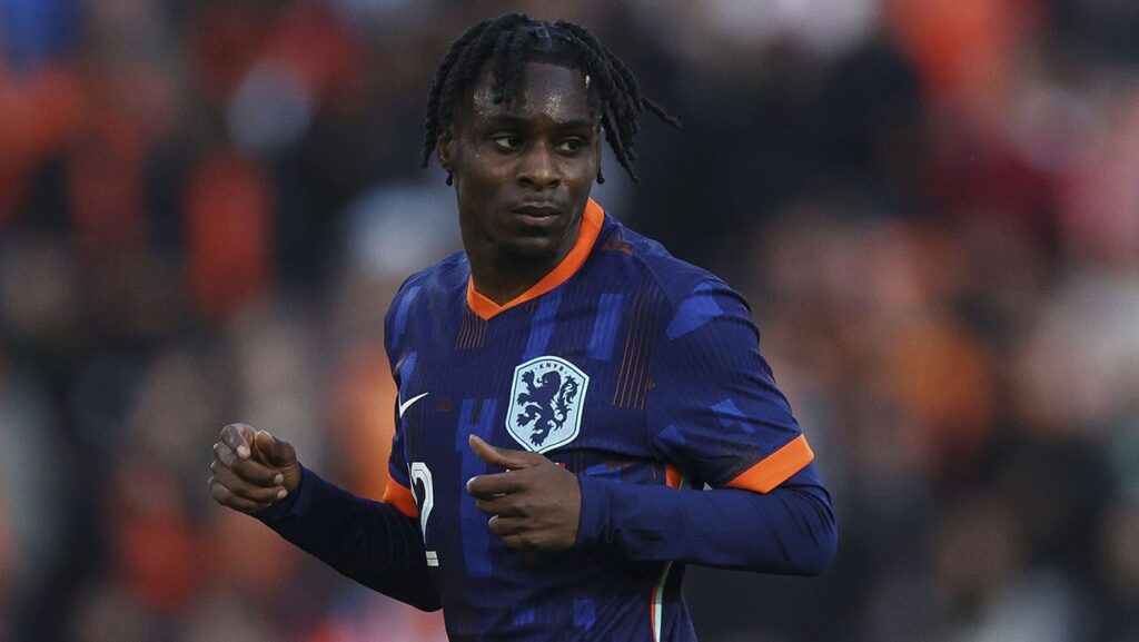 Hansi Flick insistirá en el fichaje de Jeremie Frimpong
