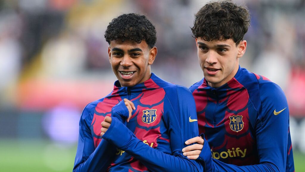 Héctor Fort da la cara por Lamine Yamal ante Adrian Rabiot