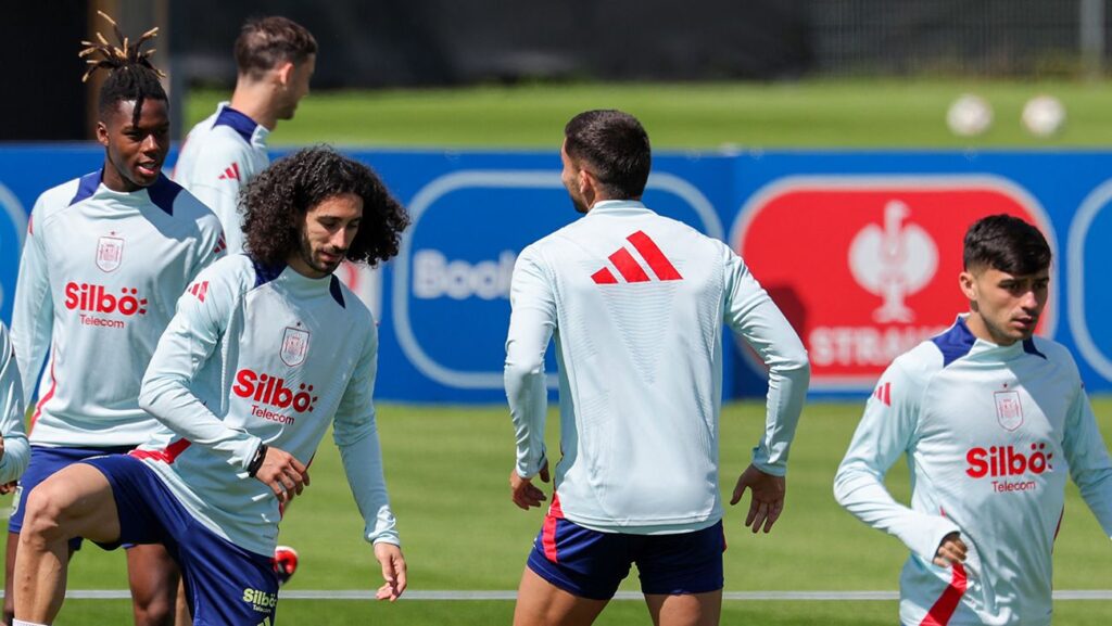 Cucurella hace de contrapeso a Lamine y Pedri y pide a Nico Williams «que fiche por el Chelsea»