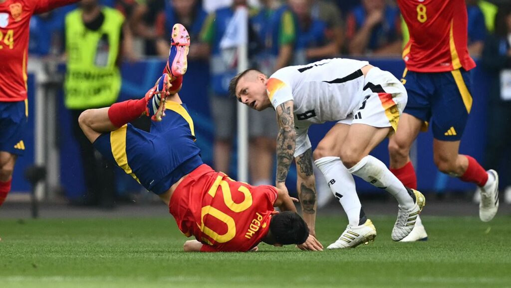 Toni Kroos se disculpa con Pedri en su carta de despedida por lesionarle