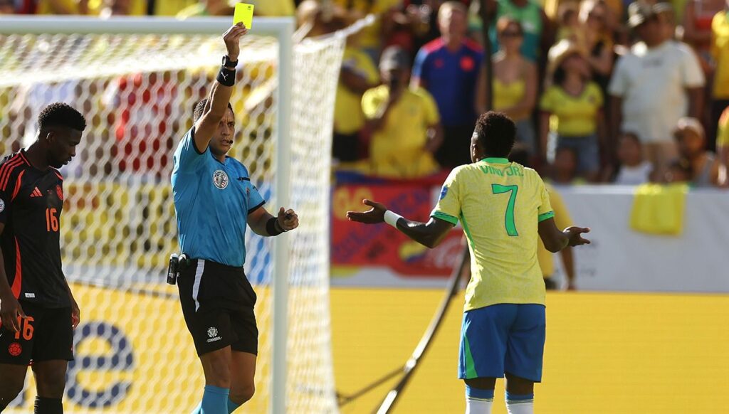 Nueva decepción con Brasil: un torpe Vinicius se auto descartó para los cuartos ante Uruguay