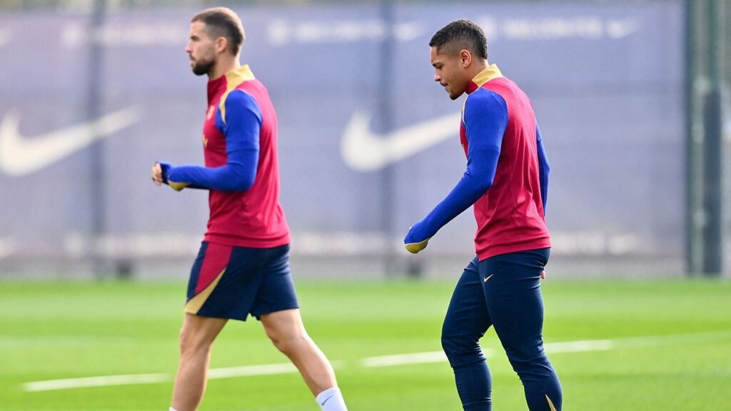 El FC Barcelona todavía tiene que regular las situaciones de Vitor Roque e Iñigo Martínez