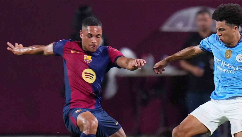 ¡Más lejos del FC Barcelona! Vitor Roque, incómodo y torpe de extremo