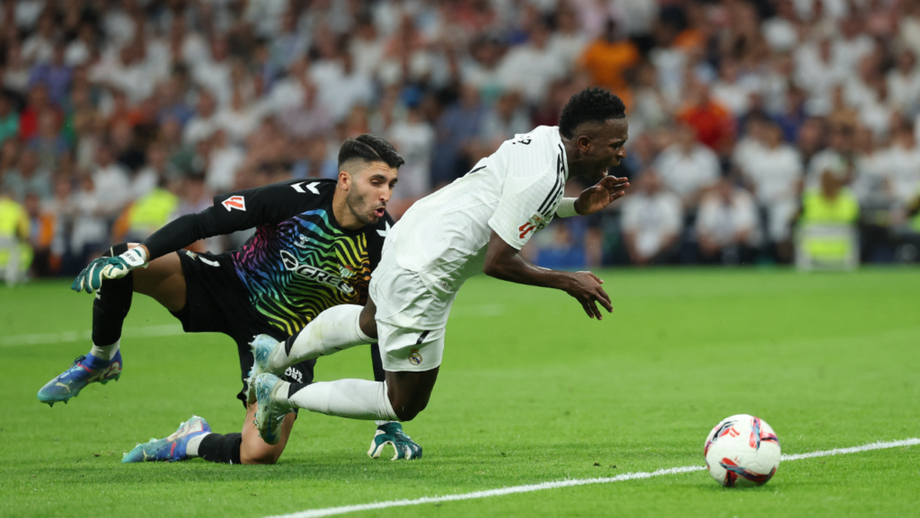 ¿Decisión polémica? El audio VAR que explica por qué se pitó el penalti de Vinicius contra el Betis