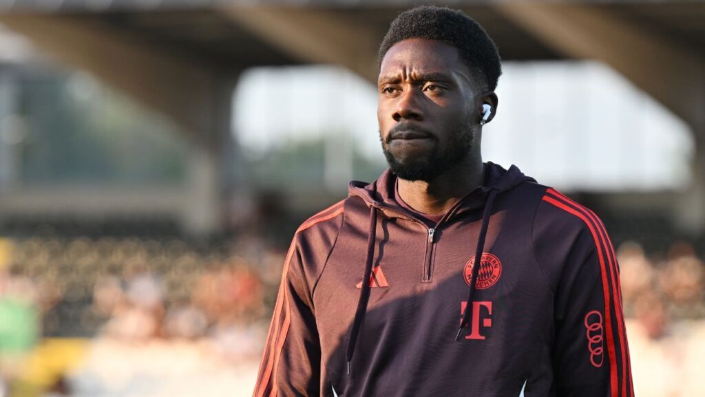 ¿Opción real? El FC Barcelona no descarta tantear el fichaje de Alphonso Davies en 2025