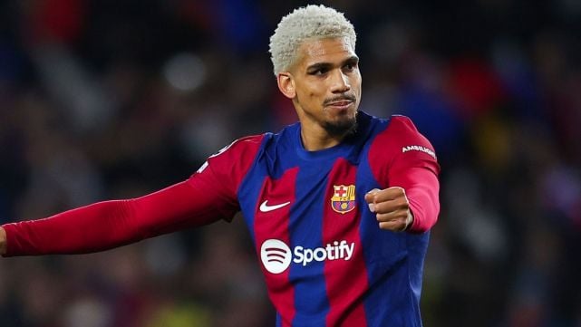 Ronald Araújo en el duelo entre el FC Barcelona y el SSC Nápoles en los octavos de final de la UEFA Champions League 2023 24 Ronald Araújo en el duelo entre el FC Barcelona y el SSC Nápoles en los octavos de final de la UEFA Champions League 2023 24