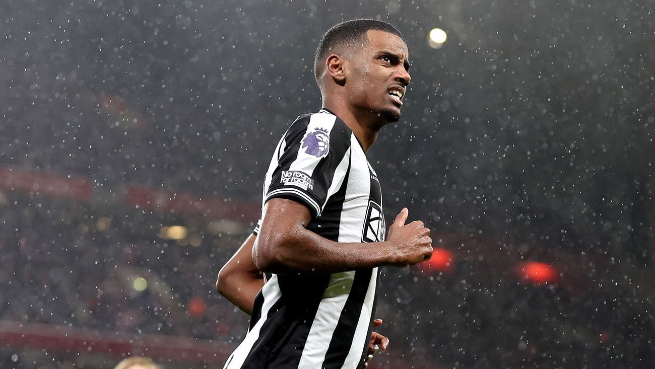 Alexander Isak celebrando un gol con el Newcastle