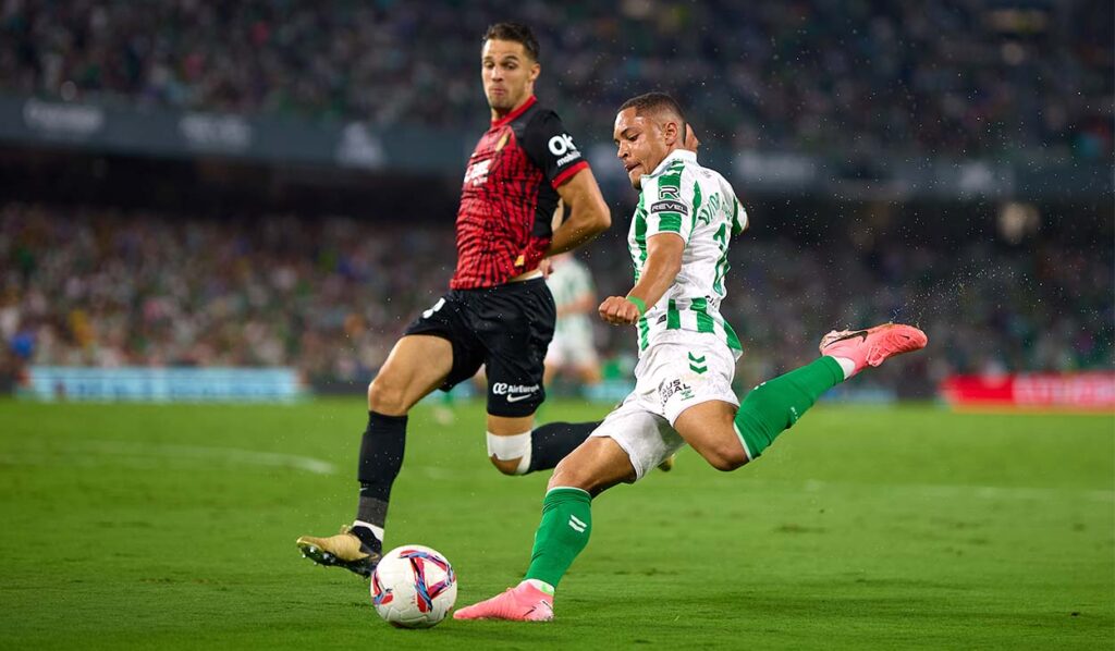 Vitor Roque, gol y susto con el Betis ante el Osasuna
