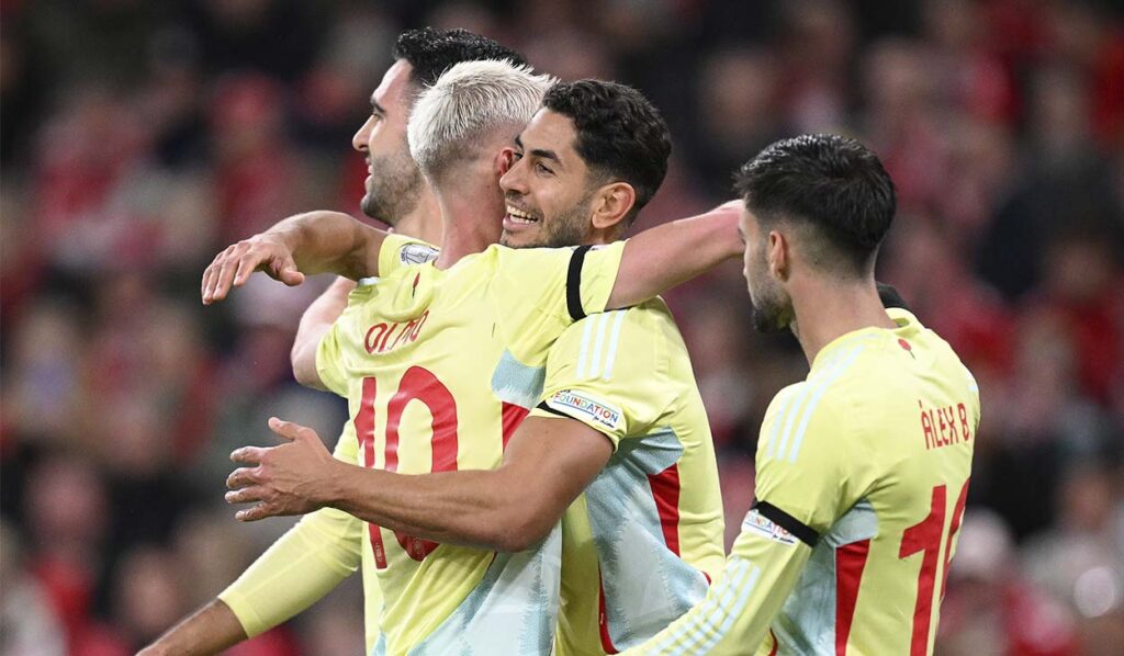 España asegura el liderato de su grupo en la Nations League tras derrotar a Dinamarca (1-2)