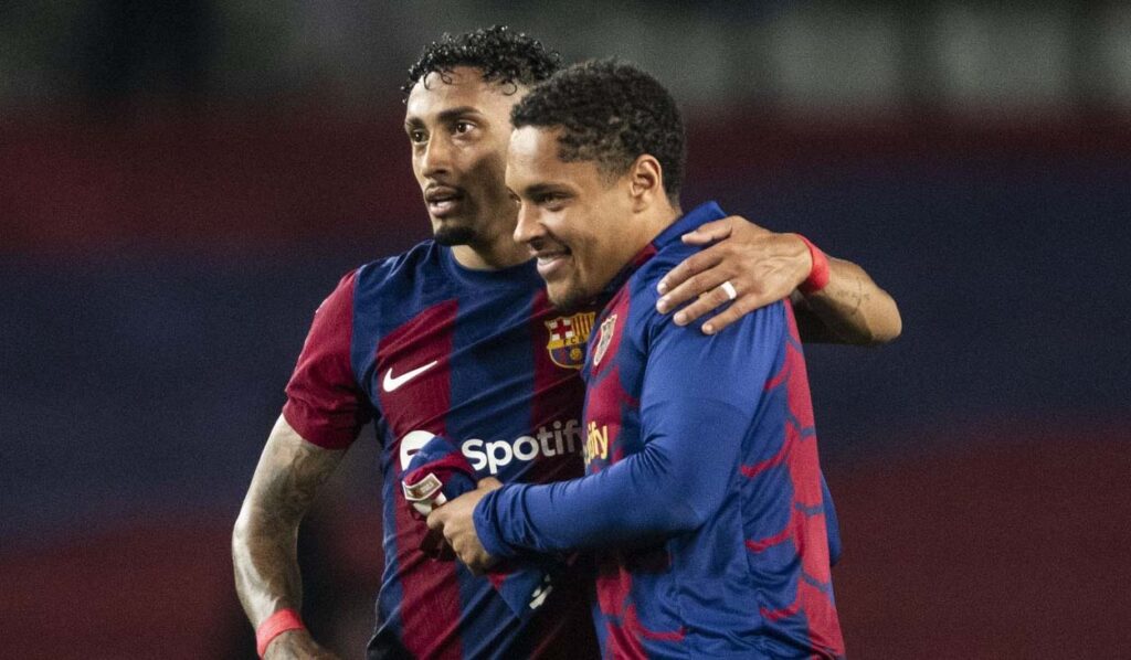 Una leyenda del Barça se rinde a Raphinha y ‘pasa’ de dar consejos a Vitor Roque