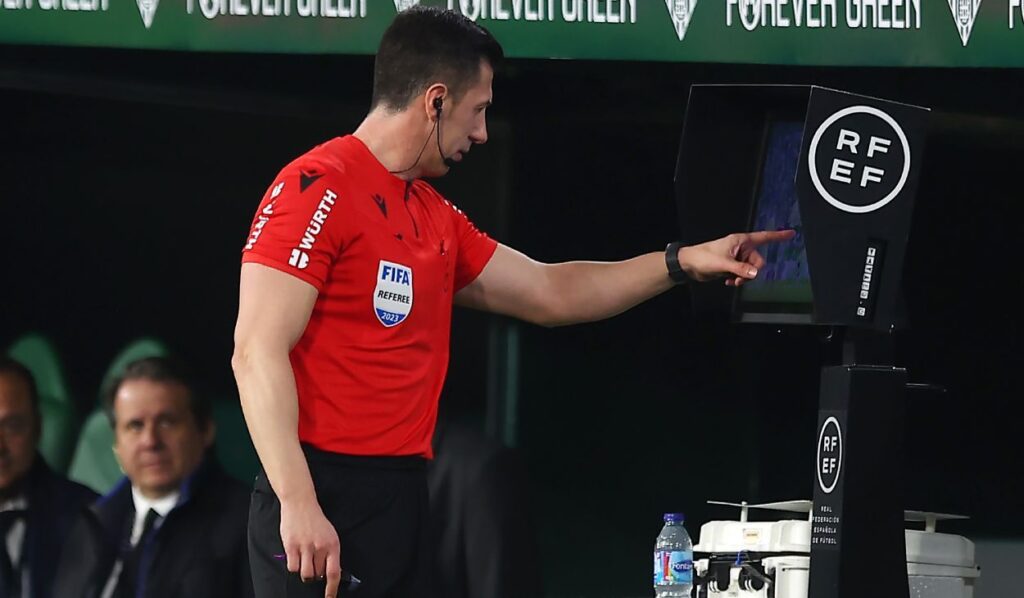 La decisión que pudo cambiar el partido: El VAR ‘pasó’ de la expulsión a Mingueza