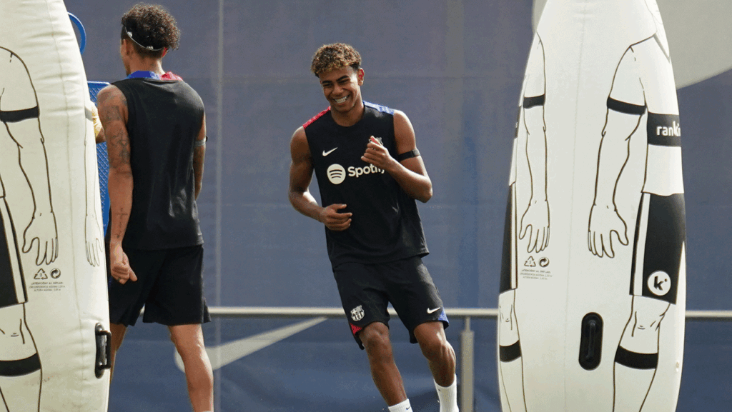 Los jugadores del FC Barcelona le hacen un «túnel de collejas» a Lamine Yamal