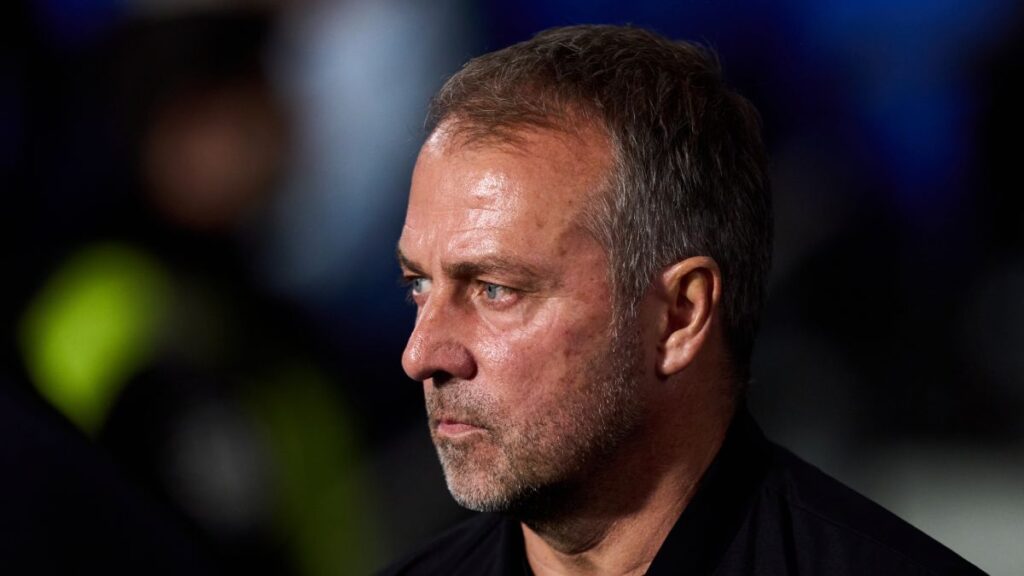 Hansi Flick dio la cara tras ver la roja contra el Betis