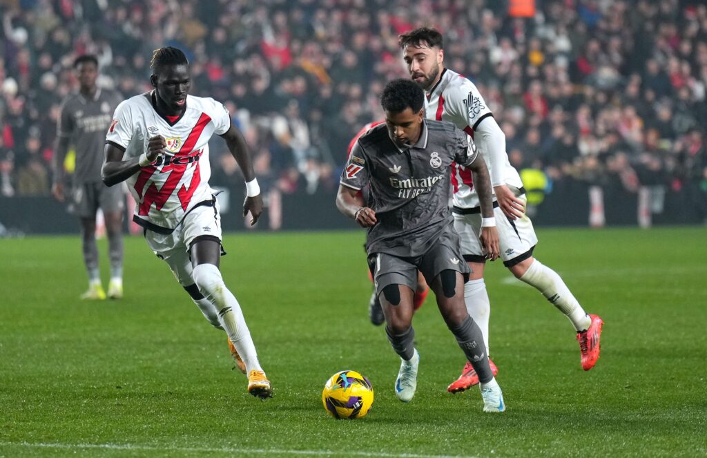 El Real Madrid pincha en Vallecas en un partido frenético y deja líder al Barça (3-3)