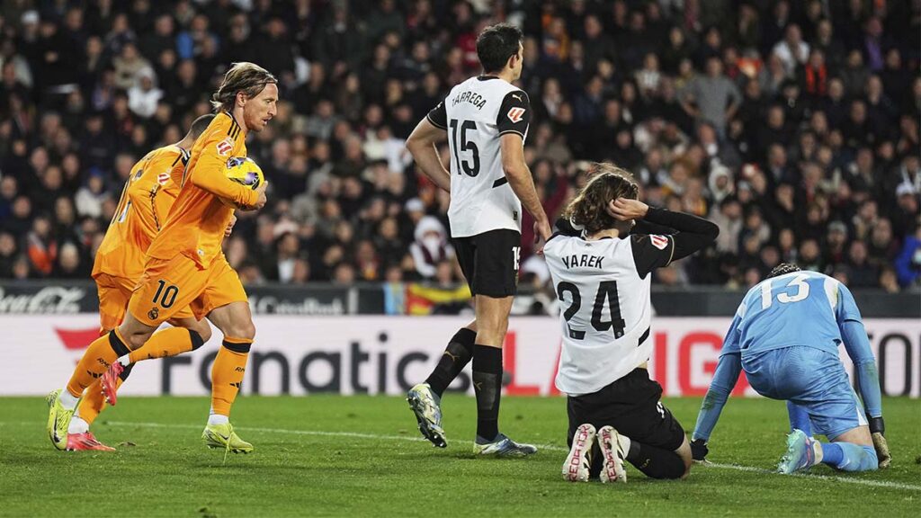 El Real Madrid asalta el liderato de LaLiga gracias una victoria agónica en Mestalla (1-2)