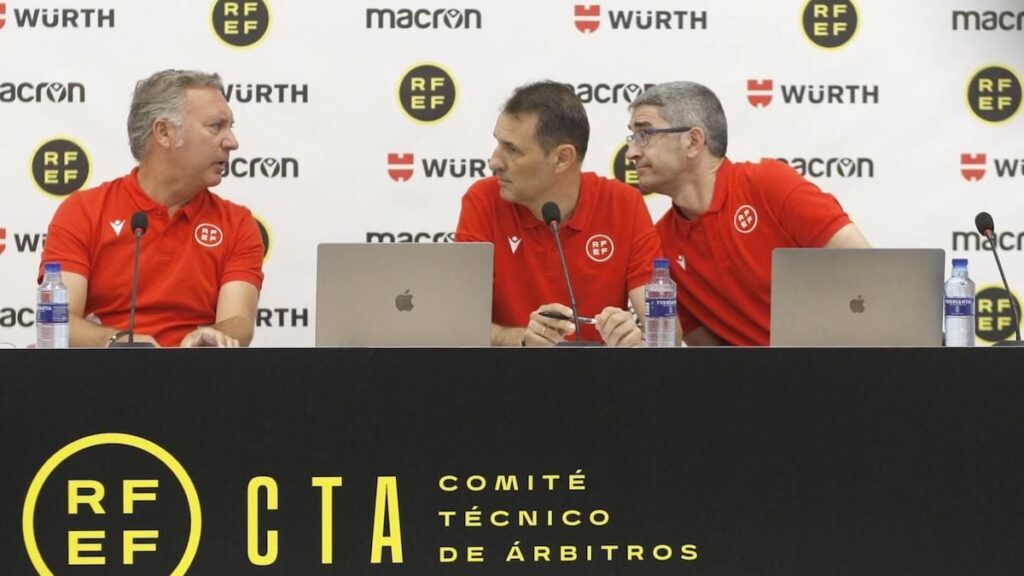 ¡Escándalo! Filtran el audio del jefe de los árbitros reconociendo que la roja a Hansi Flick…