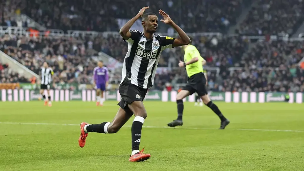 El Newcastle lanza una oferta sorprendente al FC Barcelona por Alexander Isak