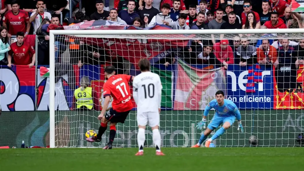 El Real Madrid confirma su crisis ante Osasuna y deja el liderato ‘a tiro’ del Barça (1-1)