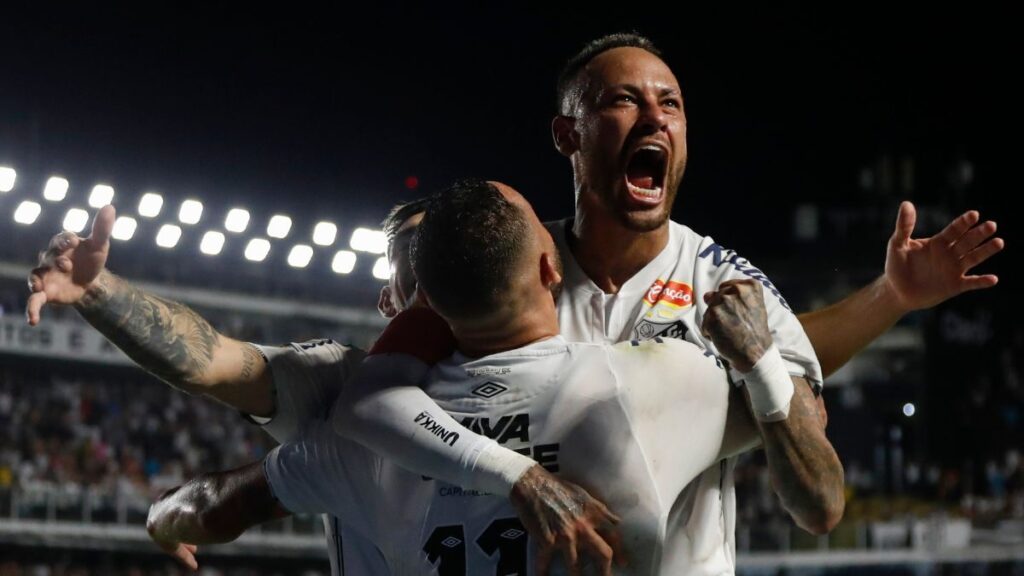 Neymar marca y asiste en la primera victoria del Santos tras su vuelta (3-1)