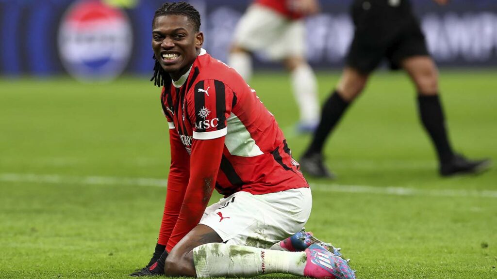La crisis del Milan despeja el camino al Barcelona con Rafael Leao