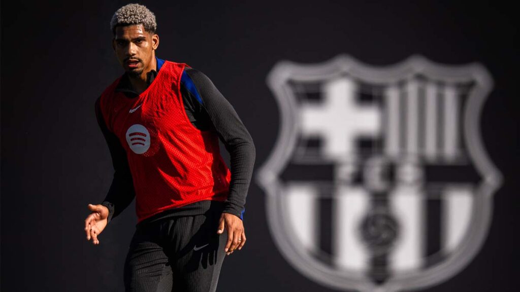 El gigante de la Premier que amenaza la continuidad de Ronald Araujo en Barcelona
