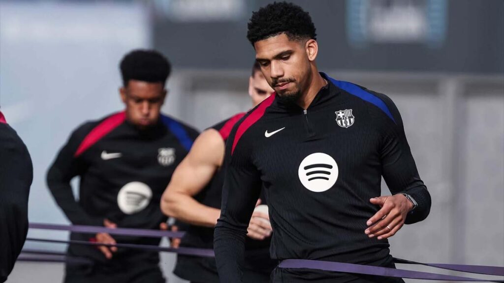 El Manchester United, dispuesto a mejorar su oferta por Ronald Araujo