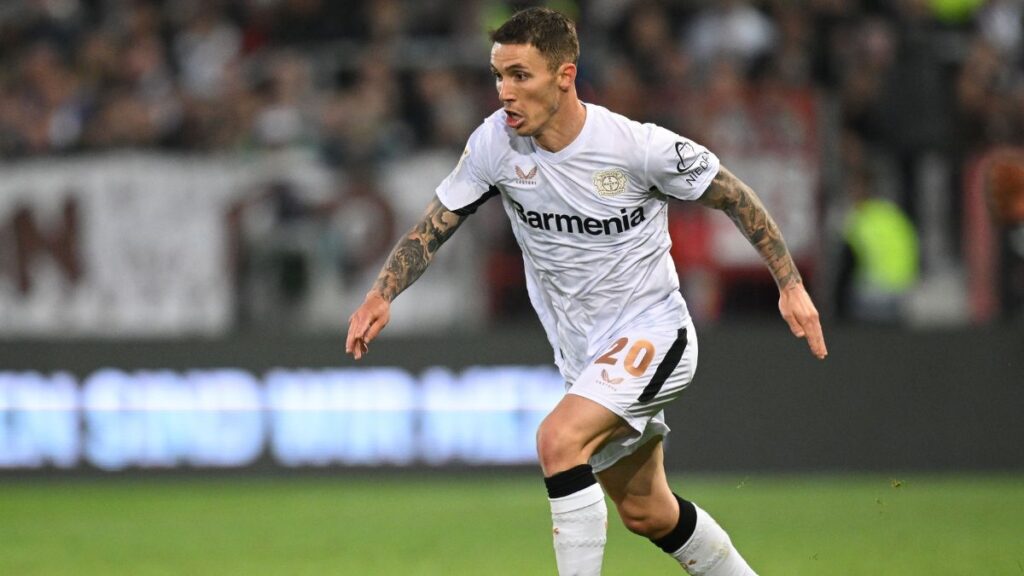 Grimaldo suena como opción para el Barça en la izquierda: ¿fichaje a considerar o solo un rumor?