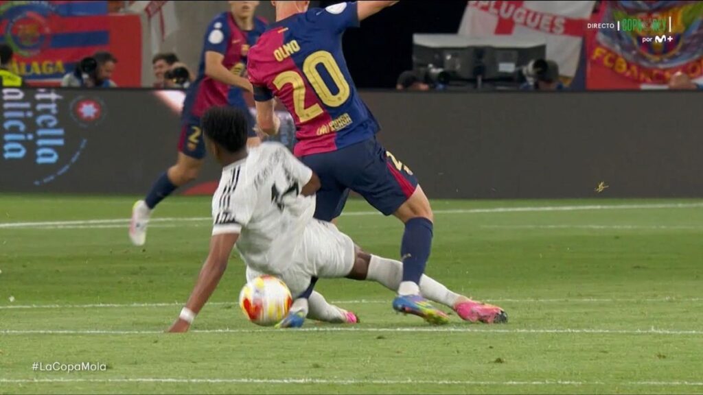 Polémica arbitral en la final: El VAR y el árbitro perdonan dos rojas al Real Madrid