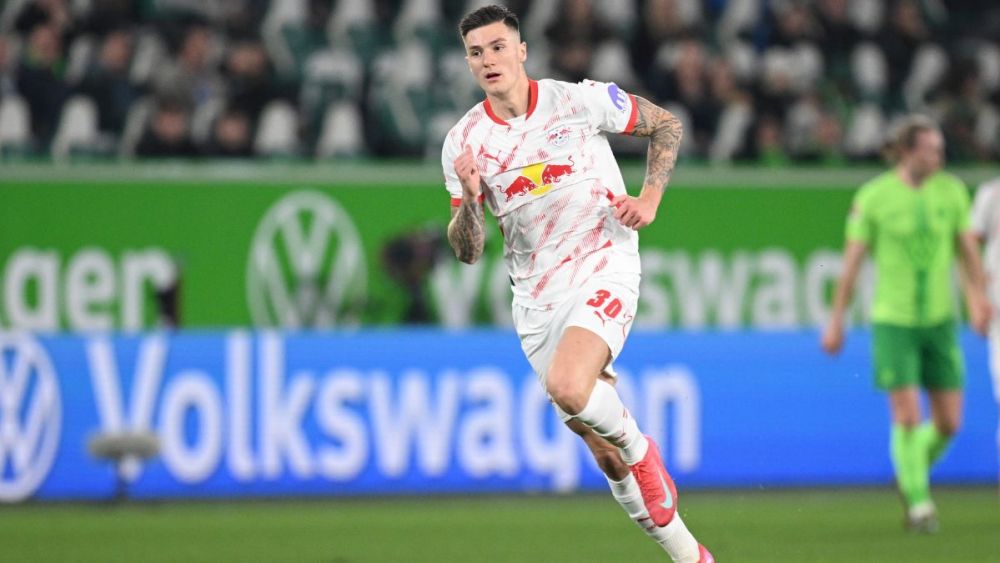Benjamín Sesko en un partido con el RB Leipzig contra el Wolfsburg en la Bundesliga
