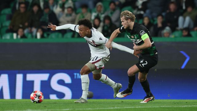 Hjulmand en una disputa de balón con Dan Ndoye en el duelo entre el Sporting CP y el Bologna en la UEFA Champions League