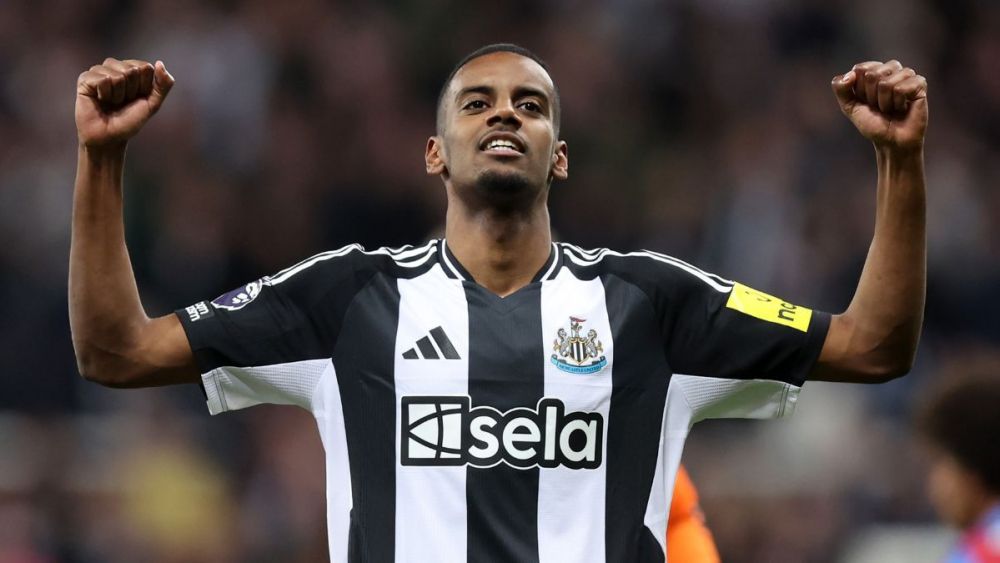 Alexander Isak con el Newcastle en duelo en la Premier League ante el Crystal Palace