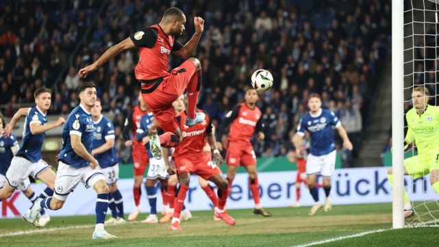 Jonathan Tah en una acción de juego en el duelo entre el Arminia Bielefeld y el Bayer Leverkusen en la Bundesliga