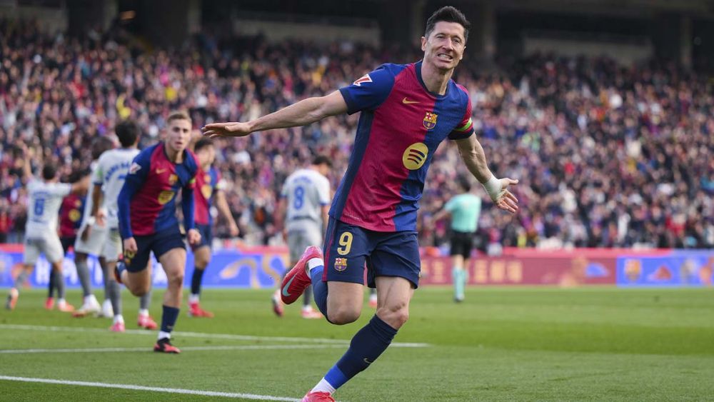Robert Lewandowski, festejando un gol con el Barça
